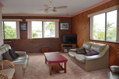 31 Bombala Crescent - Two Storey Home With Covered Outdoor Deck, Fully Fenced Backyard. Pet Friendly - Accommodation Nelson Bay 2