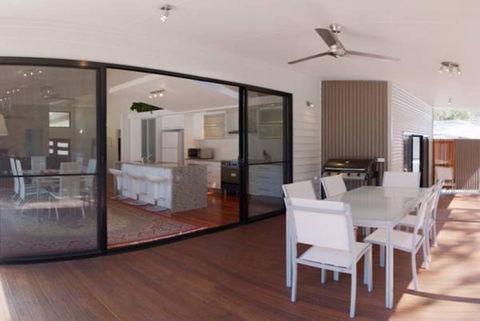 33 Esprit Drive - Rainbow Shores, Style, Comfort And Relaxation, Pets Welcome, Pool - Accommodation Nelson Bay 3