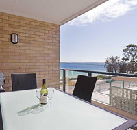 4 'Shoreline' 7 Victoria Parade - views over Fly Point and Marina - Accommodation Nelson Bay