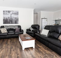 4 Bedroom Inner City Townhouse - SLEEPS 9  - Accommodation Nelson Bay