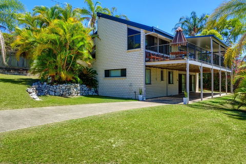 40 Rumbalara Avenue - Rainbow Beach, Entertain On The Spacious Verandah Overlooking Beautiful Rainbow Beach - Accommodation Nelson Bay 0
