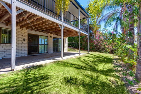 40 Rumbalara Avenue - Rainbow Beach, Entertain On The Spacious Verandah Overlooking Beautiful Rainbow Beach - Accommodation Nelson Bay 2