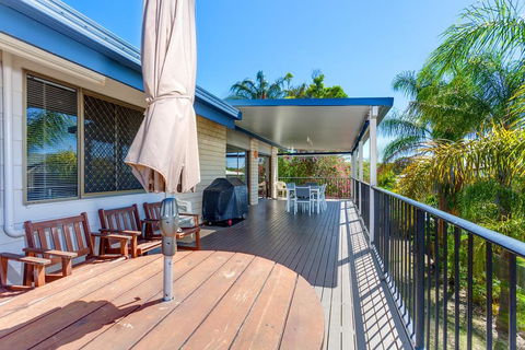 40 Rumbalara Avenue - Rainbow Beach, Entertain On The Spacious Verandah Overlooking Beautiful Rainbow Beach - Accommodation Nelson Bay 1