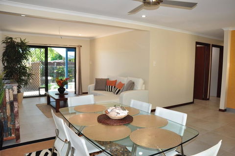 43 Double Island Drive - Two Level Holiday Home With Swimming Pool. Located Close To Beach And CBD - Accommodation Nelson Bay 1