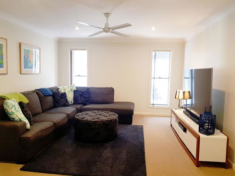 5 Bedroom Luxury Villa - Hope Island - Accommodation Nelson Bay 1