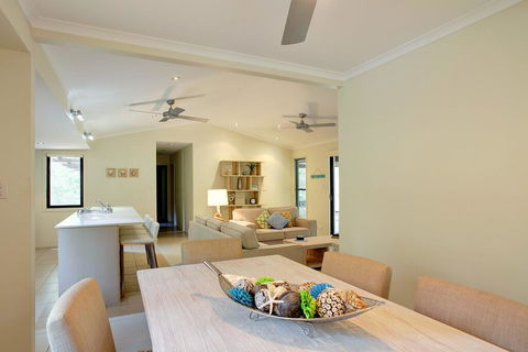 6 Orania Court - Rainbow Shores, Absolutely Gorgeous Beach Side Property Within 200 Metres Walk To The Beach - Accommodation Nelson Bay 2