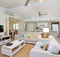6 Orania Court - Rainbow Shores Absolutely gorgeous beach side property within 200 metres walk to the beach - Accommodation Nelson Bay
