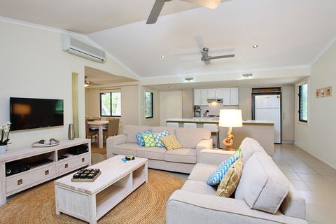 6 Orania Court - Rainbow Shores, Absolutely Gorgeous Beach Side Property Within 200 Metres Walk To The Beach - Accommodation Nelson Bay 0