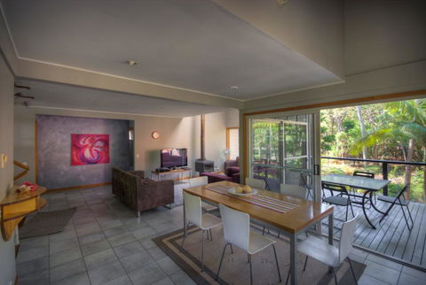 6 Satinwood Drive - Rainbow Shores, Stylish Beach House, Free WiFi - Accommodation Nelson Bay 1