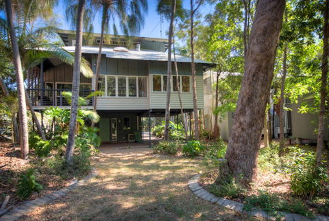 6 Satinwood Drive - Rainbow Shores, Stylish Beach House, Free WiFi - Accommodation Nelson Bay 0