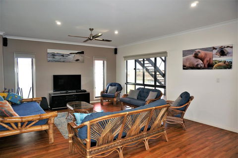 64 Madaffari Drive - PRIVATE JETTY - Accommodation Nelson Bay 3