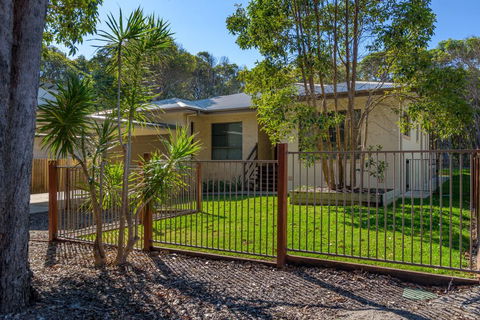 7 Ibis Court - Spacious Family Home With Large Outdoor Area, Swimming Pool & Ample Parking - Accommodation Nelson Bay 1