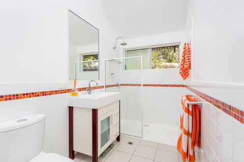 7 Naiad Court - Rainbow Shores, Perfect Beach House, Swimming Pool And Walk To Beach, Aircon, Wi-Fi - Accommodation Nelson Bay 2