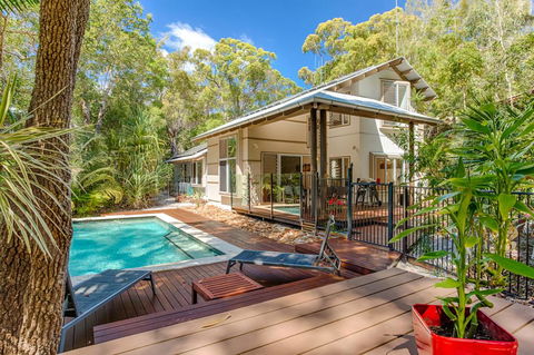 7 Naiad Court - Rainbow Shores, Perfect Beach House, Swimming Pool And Walk To Beach, Aircon, Wi-Fi - Accommodation Nelson Bay 0