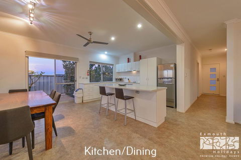 78 Madaffari Drive - PRIVATE JETTY And Pool - Accommodation Nelson Bay 2