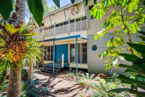 8 Satinwood Drive - Rainbow Shores, Architecturally Designed, Pool, Walk To Beach - Accommodation Nelson Bay 3