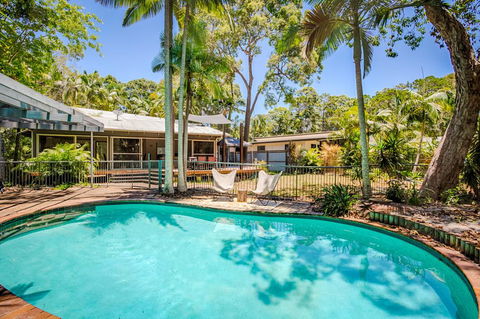 8 Satinwood Drive - Rainbow Shores, Architecturally Designed, Pool, Walk To Beach - Accommodation Nelson Bay 0