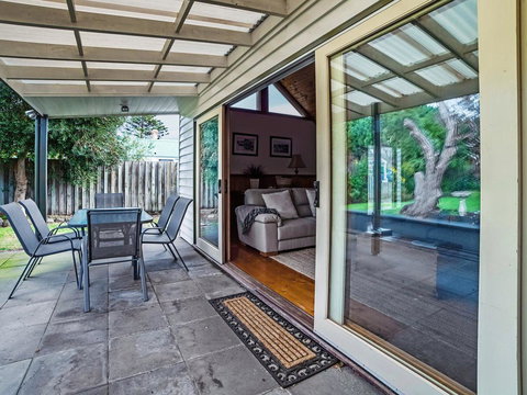 Abrahams On Bank - Nelson Bay Accommodation.com 1