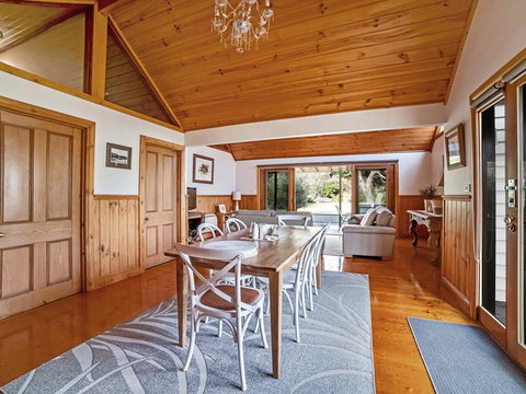 Abrahams On Bank - Nelson Bay Accommodation.com 0