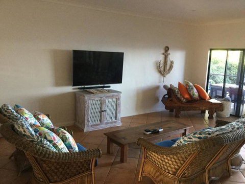 ABSOLUTE BEACHFRONT BLISS @ NEWELL BEACH - Accommodation Nelson Bay 3