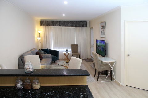 ADELAIDE CBD APARTMENT - 3BR, 2BATH & CARPARK - Nelsons Bay Accommodation 0
