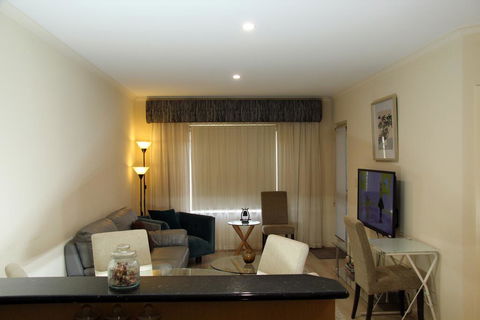 ADELAIDE CBD APARTMENT - 3BR, 2BATH & CARPARK - Nelsons Bay Accommodation 2