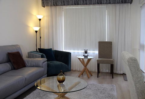 ADELAIDE CBD APARTMENT - 3BR, 2BATH & CARPARK - Nelsons Bay Accommodation 3