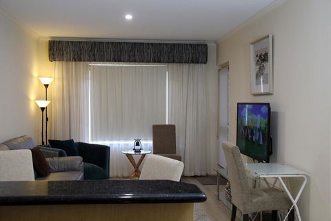 ADELAIDE CBD APARTMENT - 3BR, 2BATH & CARPARK - Nelsons Bay Accommodation 1