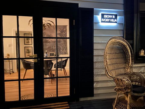 Ebony & Ivory Villa - Accommodation Nelson Bay 2