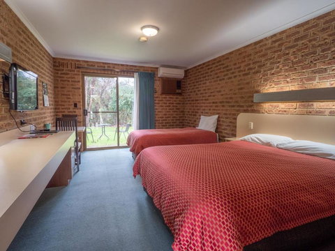 Eildon Parkview Motor Inn Room 7 - Nelson Bay Accommodation.com 1