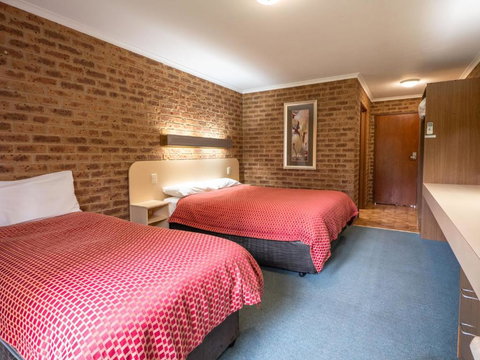 Eildon Parkview Motor Inn Room 7 - Nelson Bay Accommodation.com 4