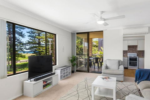 Esplanade Escape - Beachfront Family Bliss - Accommodation Nelson Bay 0