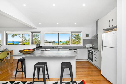 Evans Beach Retreat - Nelson Bay Accommodation.com 2