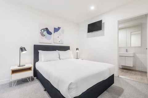 Executive Comfort Living Near La Trobe & RMIT Uni - Accommodation Nelson Bay 3