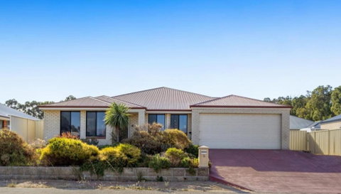 Executive Escape 4 Bedroom Home - Accommodation Nelson Bay 0