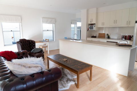 Gawler Townhouse U1 1 Bedroom - Nelsons Bay Accommodation 0