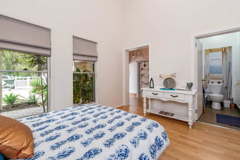 Gawler Townhouses 1C , 1 Queen Bed - Accommodation Nelson Bay 0