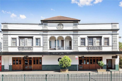 GLAD1 - Monash Rd - Gladesville - Accommodation Nelson Bay 2