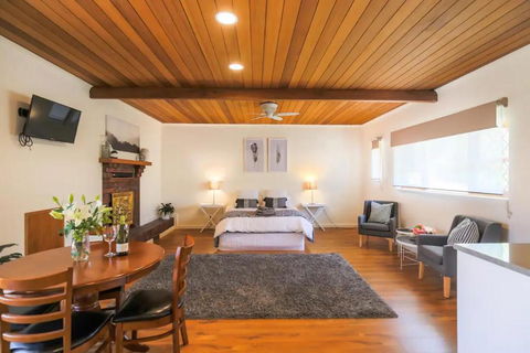 Hahndorf Lodge Pioneer Suite - Main Street Hahndorf On Site Secure Parking - Accommodation Nelson Bay 1