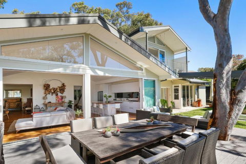 Hidden Oasis - Ocean Views - Accommodation Nelson Bay 0