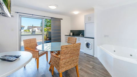 Adrift Apartments - Accommodation Nelson Bay 3