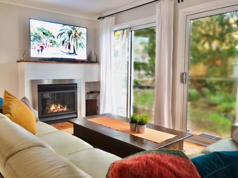 Alice's Palace, 2-minute Walk To Lifeguard Patrolled Surf Beach - Accommodation Nelson Bay 1