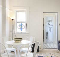 Art Deco Oasis Minutes From the City - Accommodation Nelson Bay