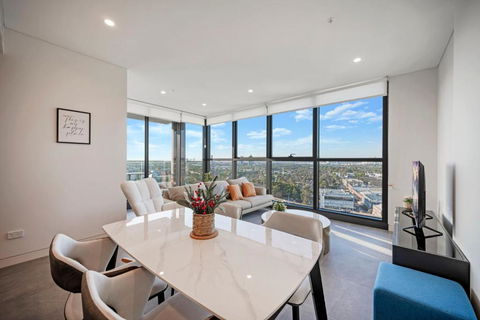 Luxury 1BR Apt With Stunning City Skyline Views - Accommodation Nelson Bay 2