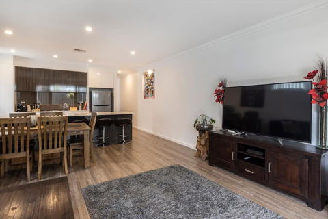 Luxury Home In Christies Beach With King Bed, NBN, Netflix, 3Bed 2Bath - Nelsons Bay Accommodation 1