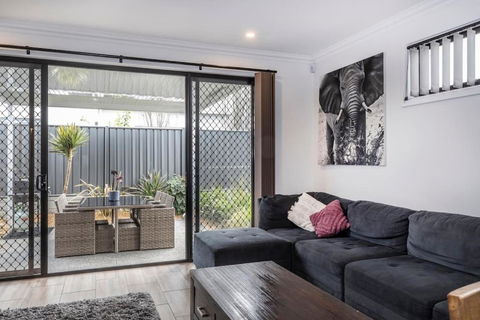 Luxury Home In Christies Beach With King Bed, NBN, Netflix, 3Bed 2Bath - Nelsons Bay Accommodation 2