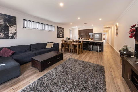 Luxury Home In Christies Beach With King Bed, NBN, Netflix, 3Bed 2Bath - Nelsons Bay Accommodation 3