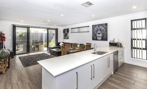 Luxury Home In Christies Beach With King Bed, NBN, Netflix, 3Bed 2Bath - Nelsons Bay Accommodation 0