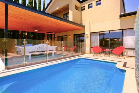 LUXURY VILLA W POOL & SPAS - Accommodation Nelson Bay 0