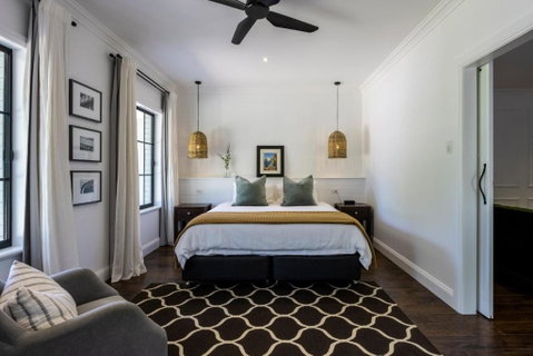 MAIN STREET RETREAT - King BRs, Comp Minibar, Breakfast Prov, Fireplaces - Accommodation Nelson Bay 1
